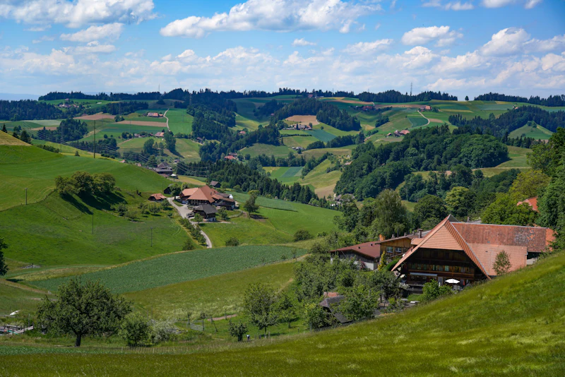 Hügellandschaft im Emmental mit Bauernhäusern